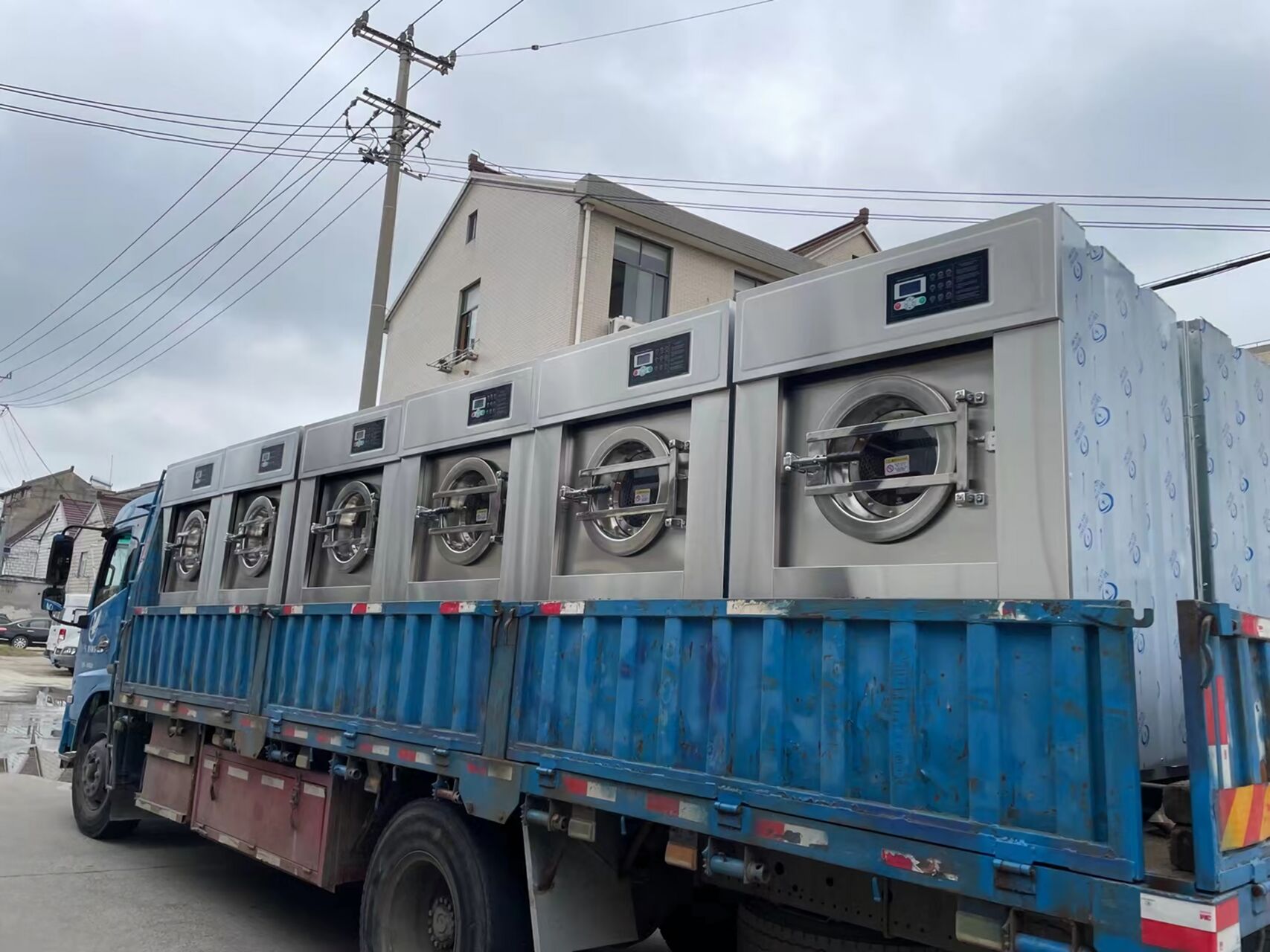 降低洗涤本钱，，从一台靠谱的工业洗衣机最先